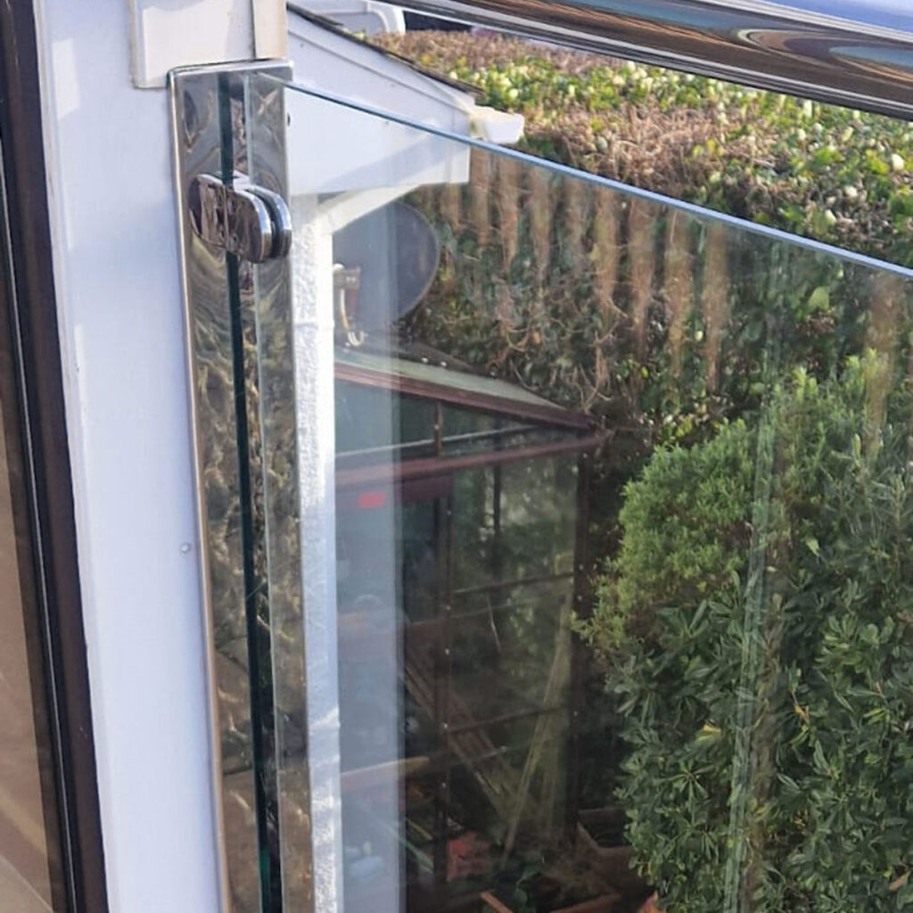 Watertight vertical stanchion mount for a glass balustrade